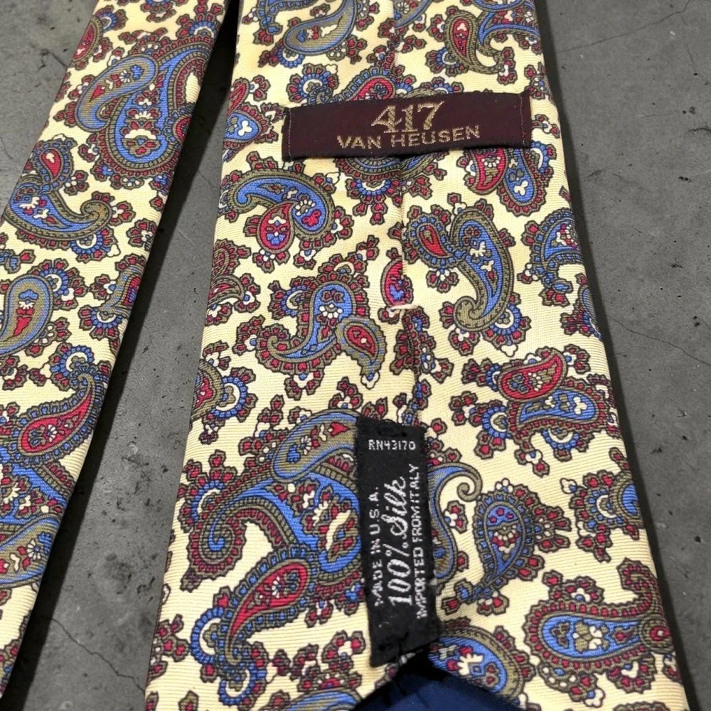 Van Heusen 417 Paisley Tie Vintage Mens Silk Necktie Cream Blue Red Made in USA‎
